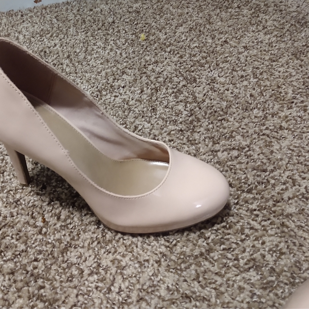 Womens high heel 👠 shoes size 8 1/2 brand is Fioni